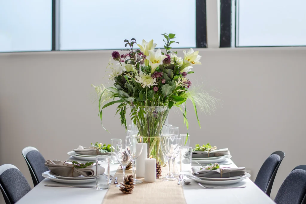 bordopdækning til sommerfest med stor blomsterbuket