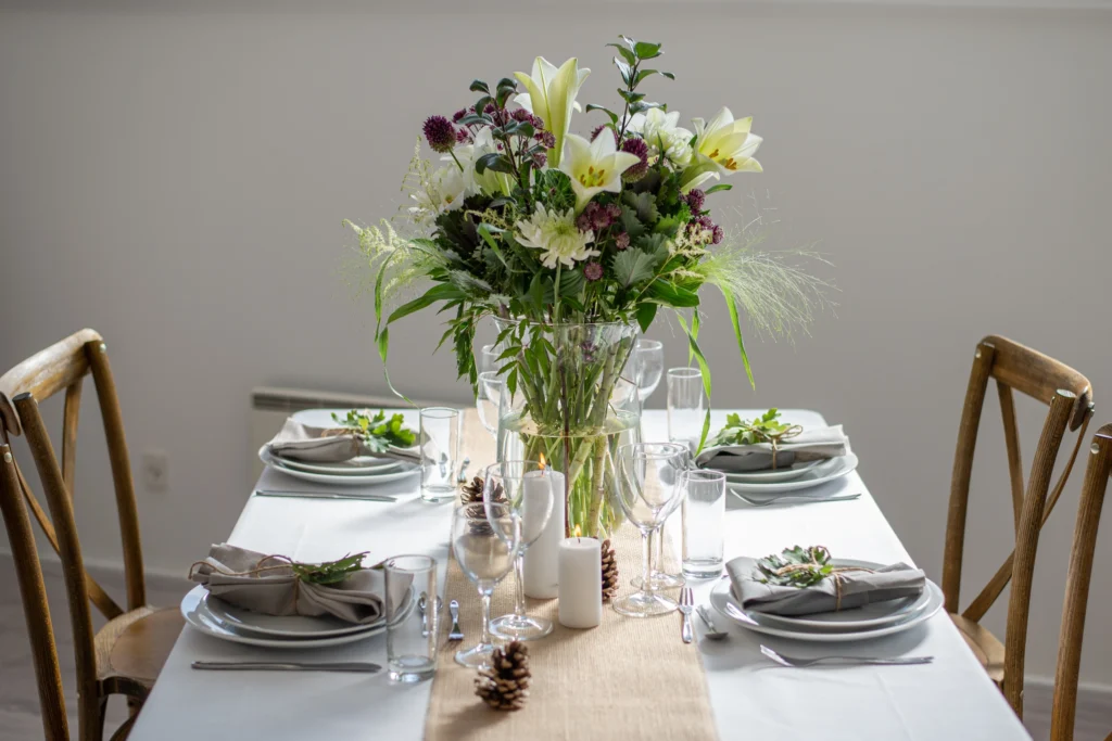 bordopdækning med stor blomsterbuket